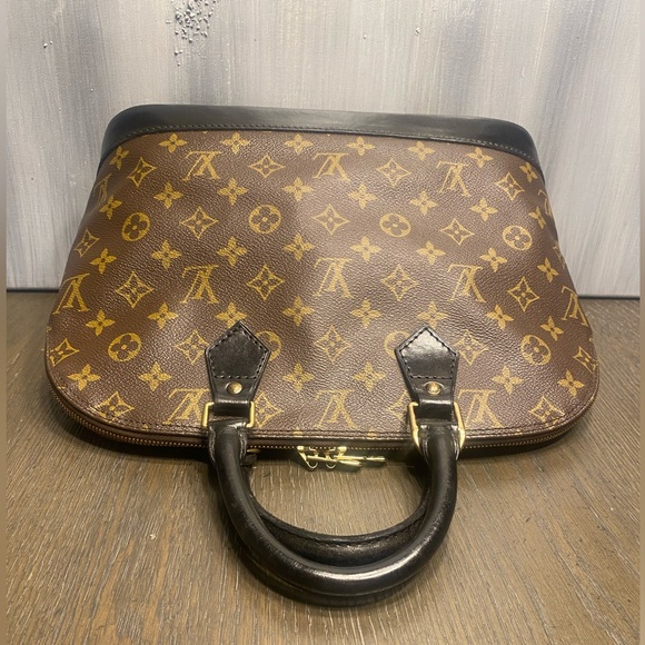 Louis Vuitton Monogram Alma PM (VI0946)        12.6 X 9.8 X 6.3 inch deep - Picture 8 of 15